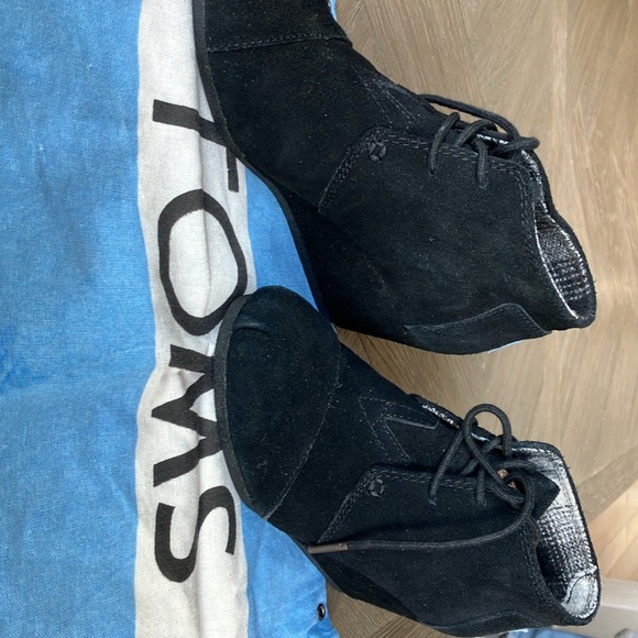 Like new TOMS desert wedge in black suede, size 5. - Picture 10 of 10